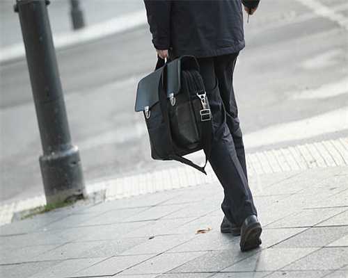 女儿婚礼我花20万陪嫁,她却让我缺席,事后我却为她的选择感到