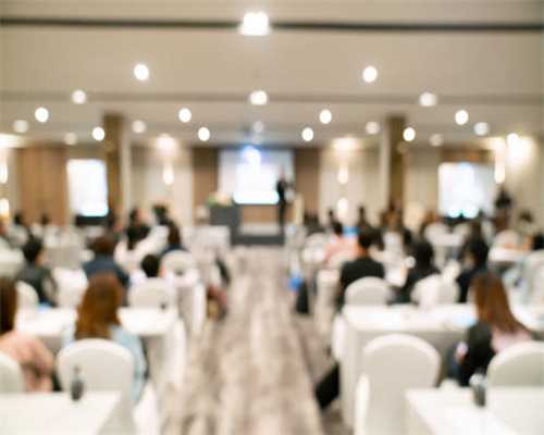 港岛“叮叮车”新涂装宣推环保理念，擦亮城市名片迎祖国华诞