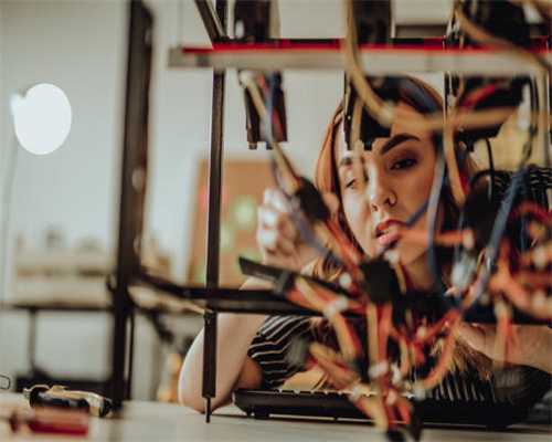 华南城运营总裁耿梅年薪595万港元 早年是酒店职员学历是硕士？