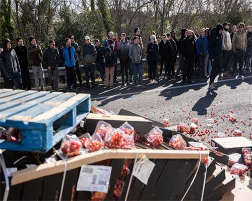 台湾年轻人为何存不到钱? 专家：装阔维系感情