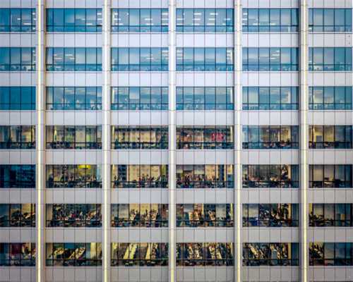 长春万盛·理想国红堡小区被21辆“僵尸车”包围