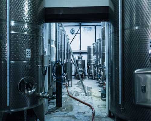 郑州icon，女子找工人背水泥